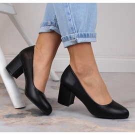 Naisten mustat pumput postissa eVento 5950 1