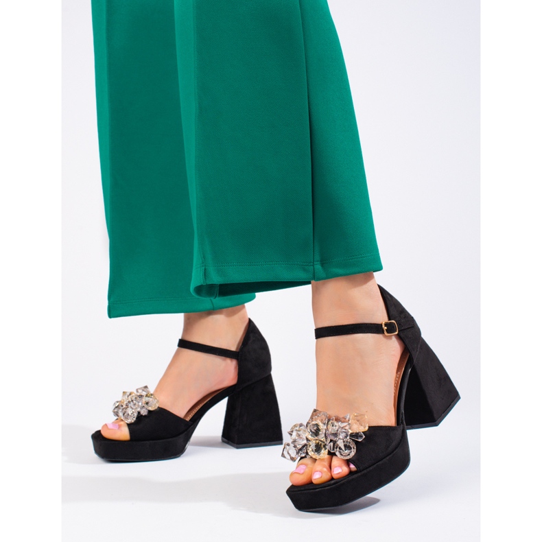 Shelovet-helmillä varustetut mustat lohkokorkosandaalit 1