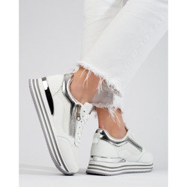 Valkoiset ja hopeiset tennarit Shelovet-alustalla valkoinen 1