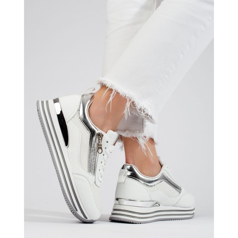 Valkoiset ja hopeiset tennarit Shelovet-alustalla valkoinen 1