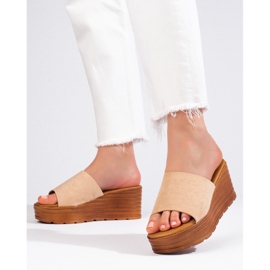 Naisten beigenväriset Shelovet mokkanahkaiset kiilatossut 2