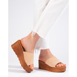 Naisten beigenväriset Shelovet mokkanahkaiset kiilatossut 1