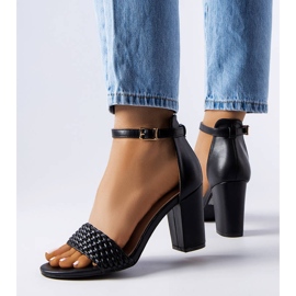 Oliveirinhasin mustat palmikoidut sandaalit 1