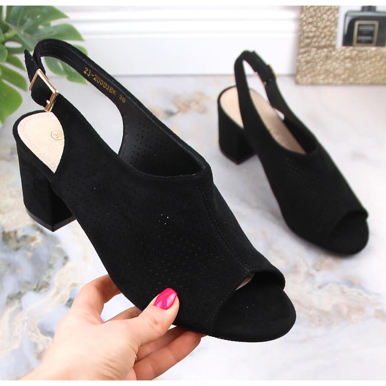 Naisten harjakattoiset mustat mokkanahkasandaalit Potocki LE20003 1