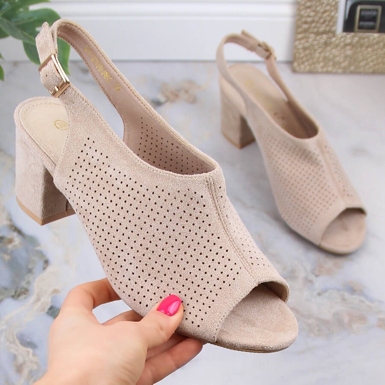 Naisten harjakattoiset mokkanahkasandaalit beigeä Potocki LE20003 1