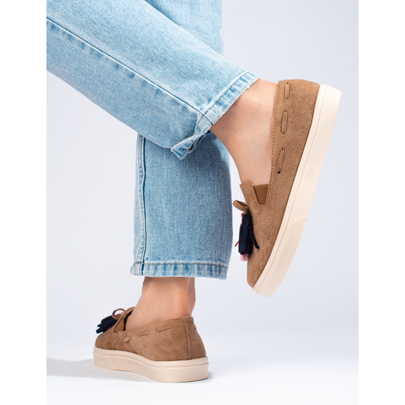 Ruskea mokkanahkainen slip-on tupsuilla Shelovet beige 1