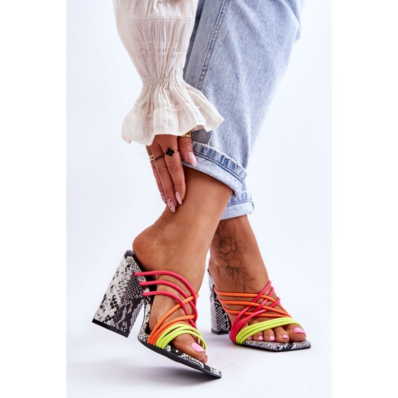 Korkeakorkoiset tossut käärmehihnalla Neon Beckie musta 2