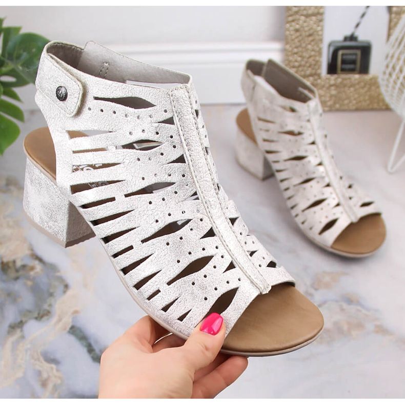 Mukavat sandaalit harjakattoisilla koroilla Rieker 64676-60 hopea 1