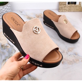 Naisten beigenväriset mokkanahkaiset kiilatossut Vinceza 10907 1