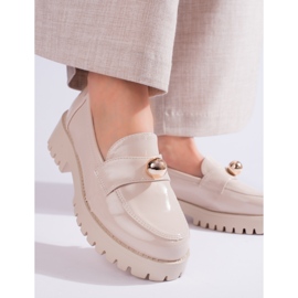 Lakatut loaferit kultakoristeilla Shelovet beige 1