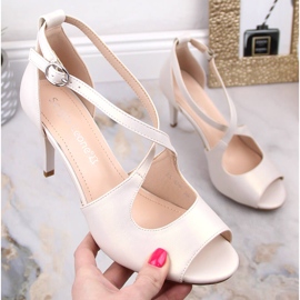 Tyylikkäät naisten helmisandaalit Sergio Leone SK429 beige 1