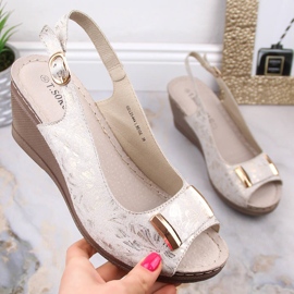 Naisten kiiltävät beigenväriset kiila sandaalit T.Sokolski L23-444 1