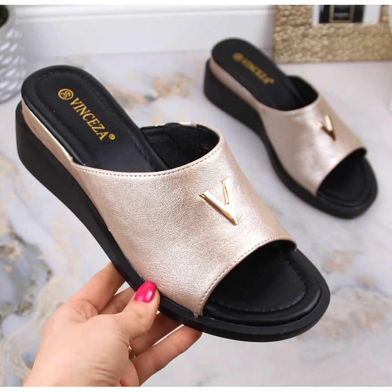 Naisten kiila sandaalit elastisella metallikullalla Vinceza 17247 kultainen 1