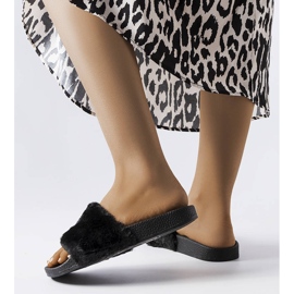 Mustat liukumäet norsunluun turkilla 2