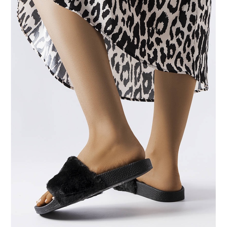 Mustat liukumäet norsunluun turkilla 2