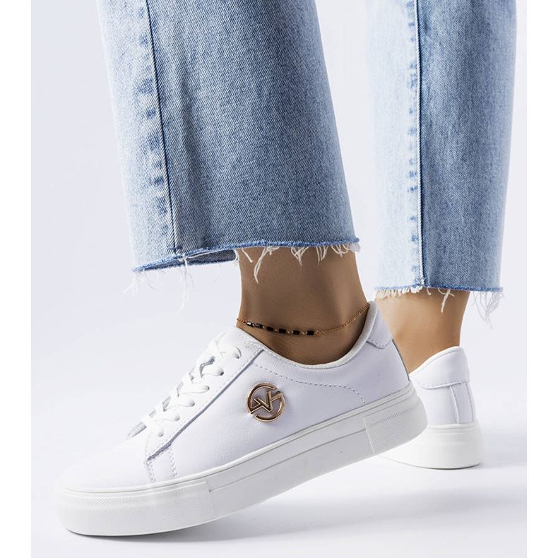 Venezia Valkoiset tennarit, joissa on kultainen Vincez-logo valkoinen 1