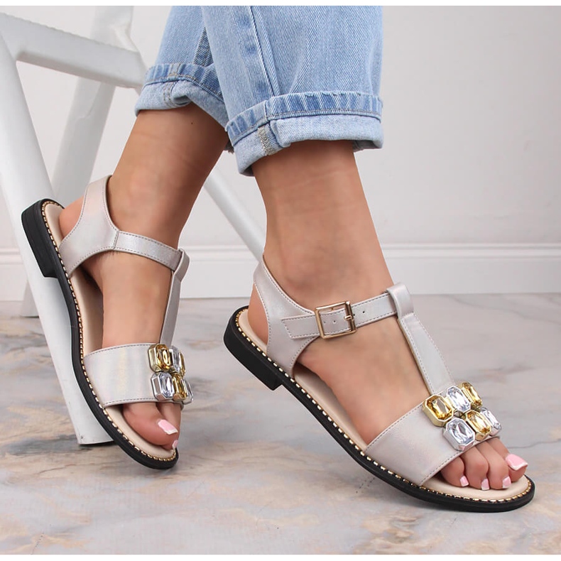 Naisten tasaiset mukavat beige-sandaalit zirkoneilla S.Barski 2775-30 1