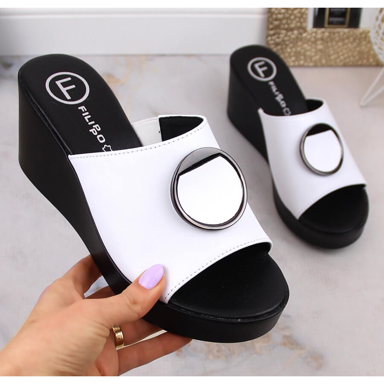 Naisten valkoiset nahkaiset kiilatossut Filippo DK4610 valkoinen 1