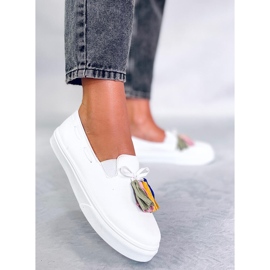 Salma White kevätlenkkarit tupsilla valkoinen 2