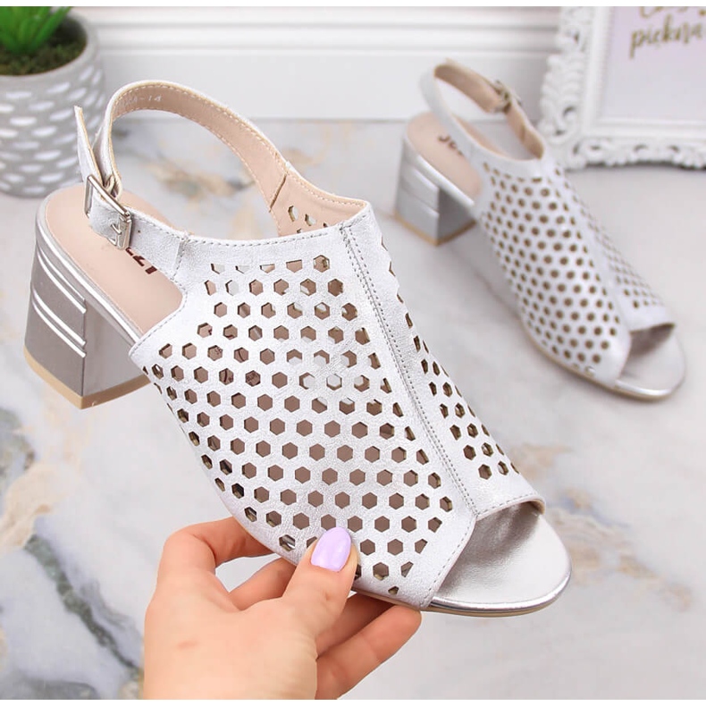 Naisten harjakattoiset hopeanväriset sandaalit Jezzi MR1954A-14 1