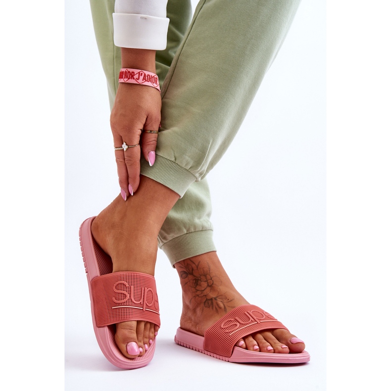 Vaaleat naisten tossut, joissa vaaleanpunainen iloinen teksti 2