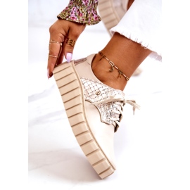 Lemar Beiget ja kultaiset nahkakengät alustalla 4