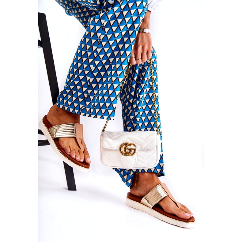 Naisten flip-flops beige-kultaisella alustalla 2