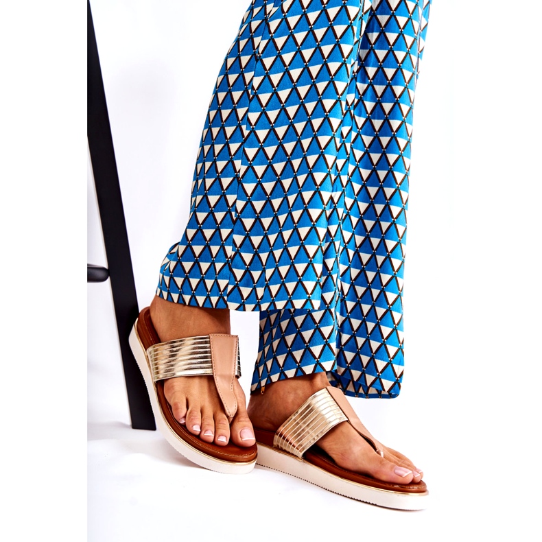 Naisten flip-flops beige-kultaisella alustalla 1