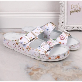 Naisten mukavat nahkaiset varvastossut kukilla Helios 288 valkoinen 1