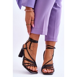 Muodikkaat Tessoron mustakorkoiset sandaalit 1