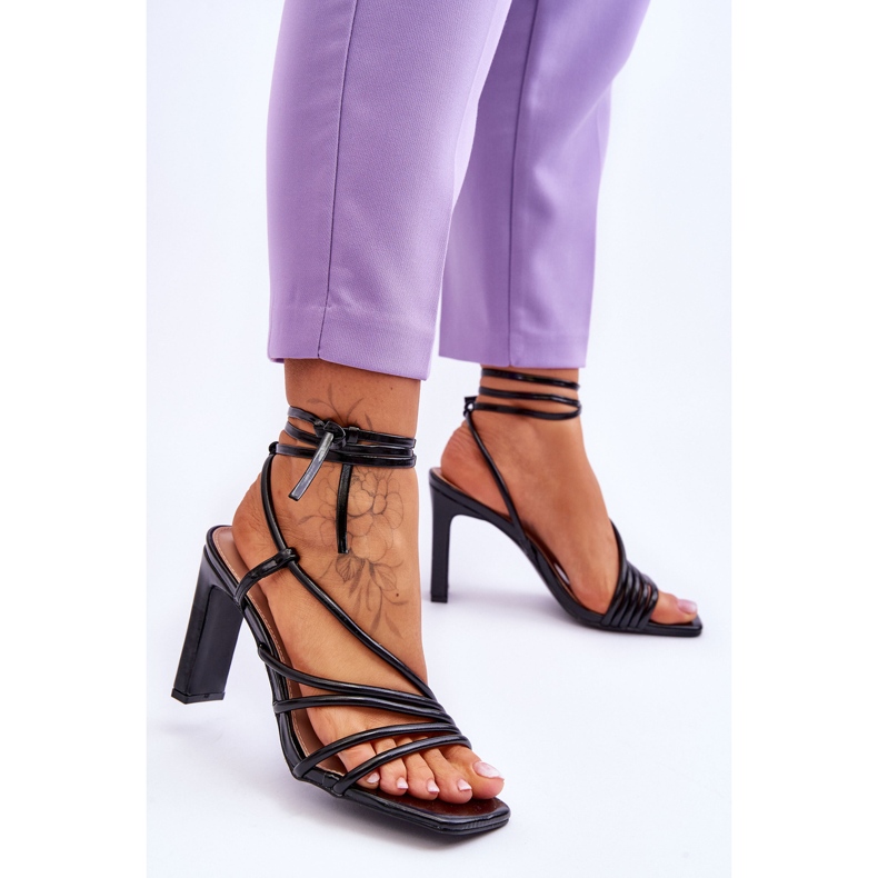 Muodikkaat Tessoron mustakorkoiset sandaalit 2