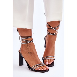 Tyylikkäät sidotut mustat Nessy-sandaalit strassilla 1