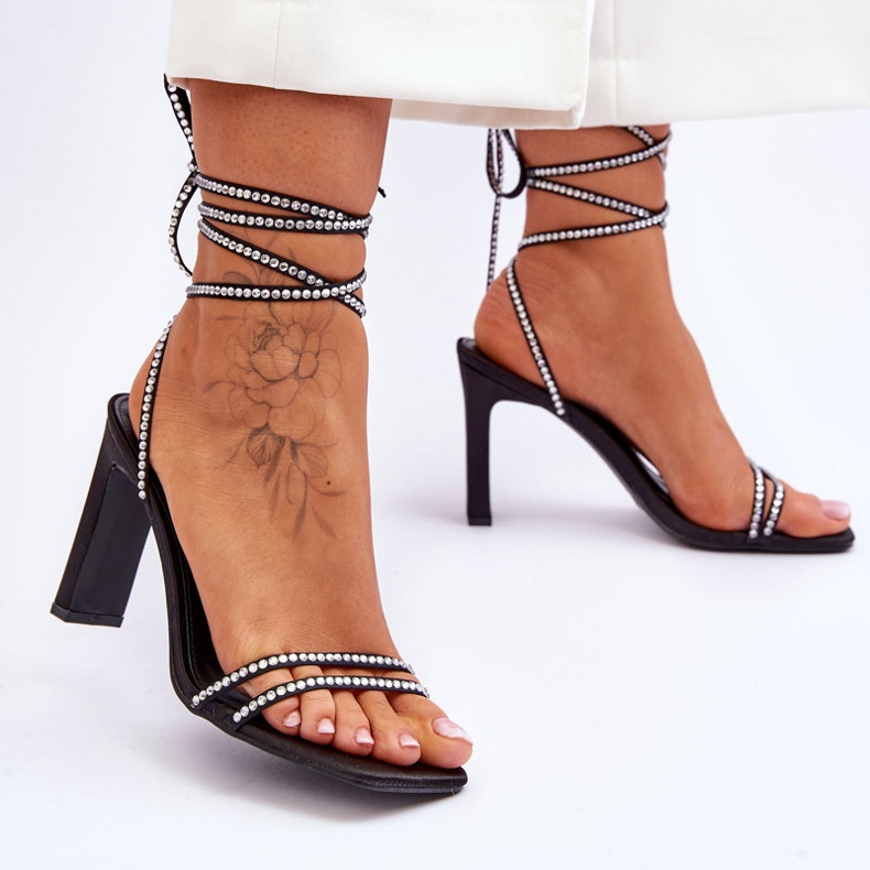 Tyylikkäät sidotut mustat Nessy-sandaalit strassilla 2