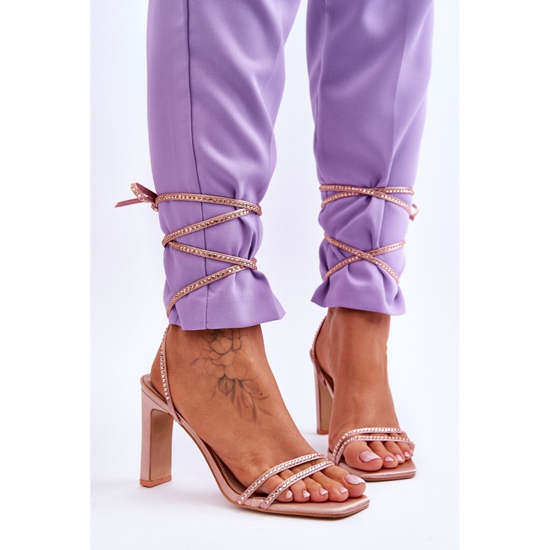 Tyylikkäät solmitut sandaalit strassikivillä Nude Nessy beige 1