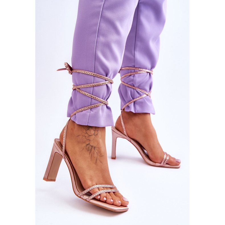 Tyylikkäät solmitut sandaalit strassikivillä Nude Nessy beige 2