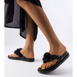 Mustat varvastossut koristeltu Caresse-kukilla 1