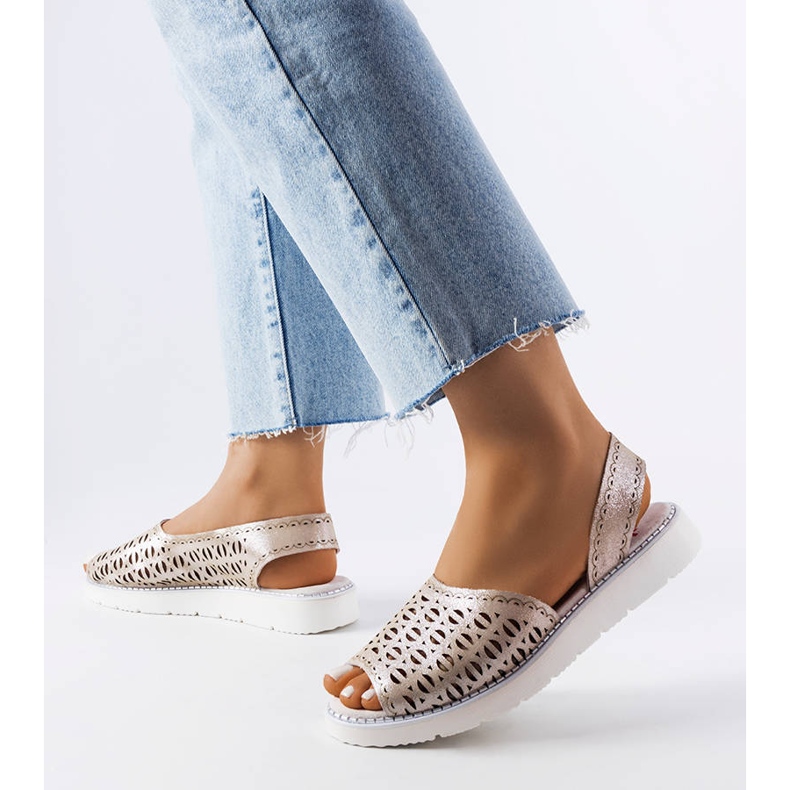 Sateiset hopeiset harjakattoiset sandaalit hopea 2