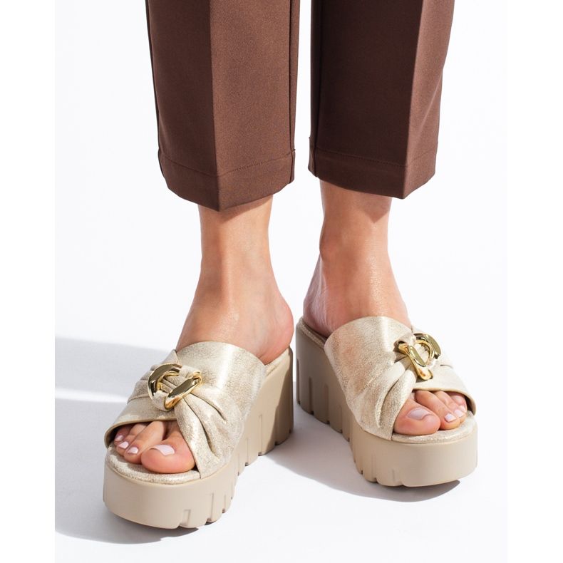 Naisten kullanväriset Shelovet-kiilatossut kultainen 1