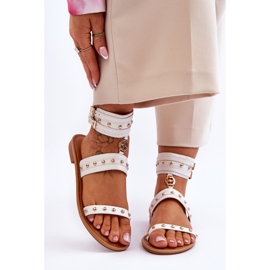 FI1 Ainutlaatuiset naisten sandaalit valkoisilla Selina-nastoilla valkoinen 1