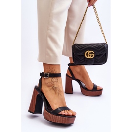 Nahkasandaalit paksulla mustalla venesataman alustalla 2