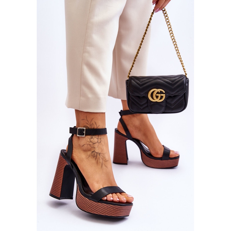 Nahkasandaalit paksulla mustalla venesataman alustalla 2