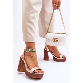 Nahkasandaalit massiivisella kultaisella venesataman alustalla kultainen 2