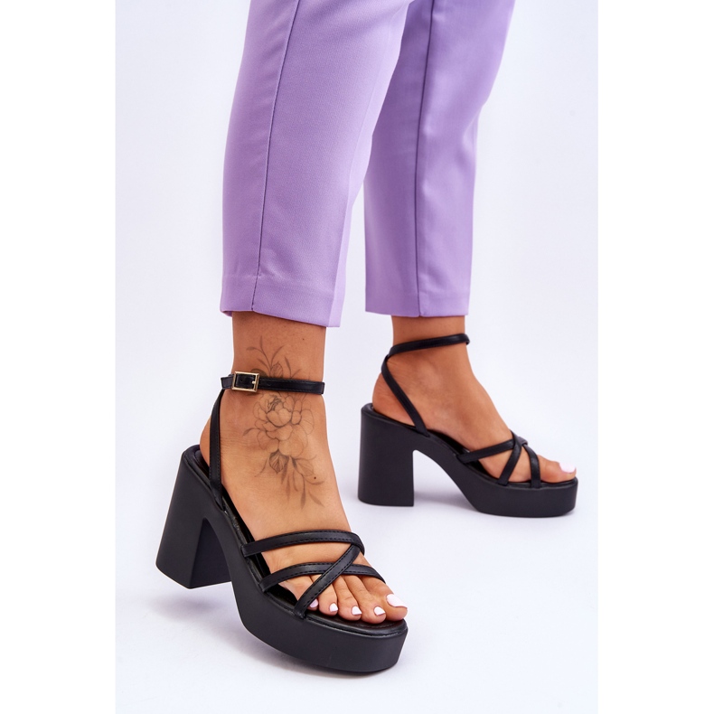 FS1 Muodikkaat mustat Shemira-korkoiset sandaalit, joissa olkaimet 2