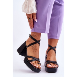 FS1 Muodikkaat korkokengät ja mustat sandaalit 1