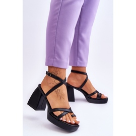 FS1 Muodikkaat korkokengät ja mustat sandaalit 2