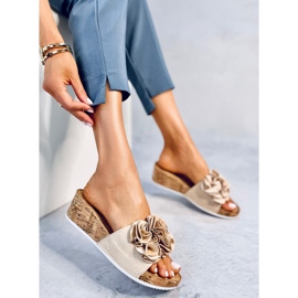 BM Peluso Beigen kiila-sandaalit kukilla 1