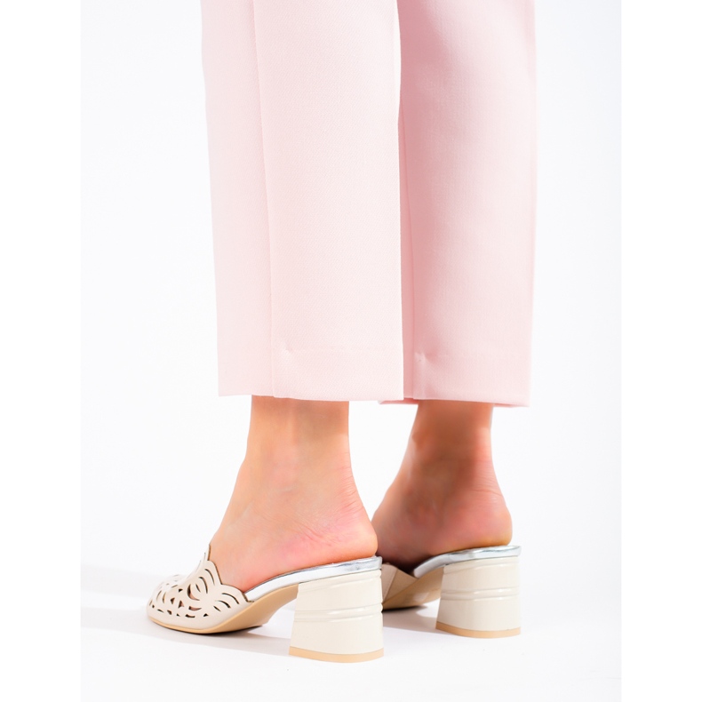 Beige harjakattoisia muuleja pylväässä Shelovetista 1