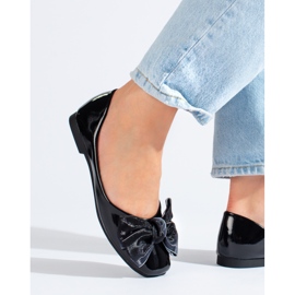 Shelovet mustaksi lakatut ballerinat rusetilla 1