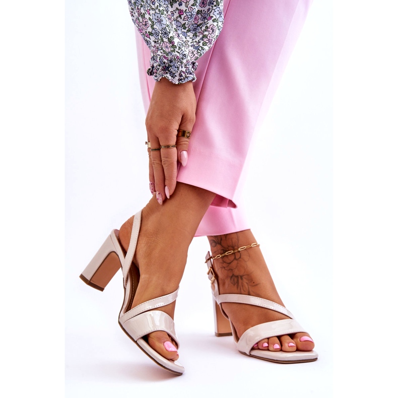 Evento Naisten kiiltonahkasandaalit korkokengillä, beige 2