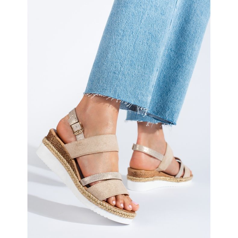 Naisten beige-väriset Shelovet-kiila sandaalit 1